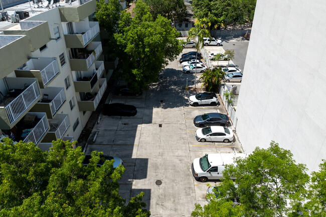 665 NE 83rd Ter - Biscayne Cove