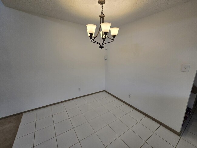 Building Photo - 214 Village N Dr