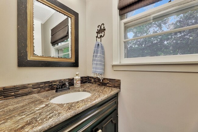 Building Photo - Charming Ranch in Rockwood!