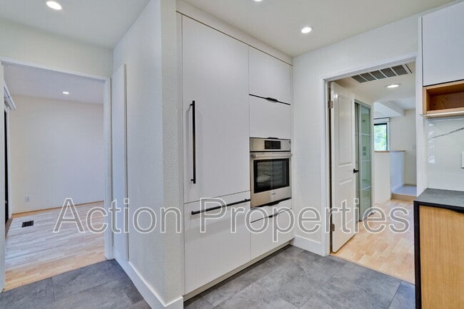 Building Photo - 209 Ortega Ave