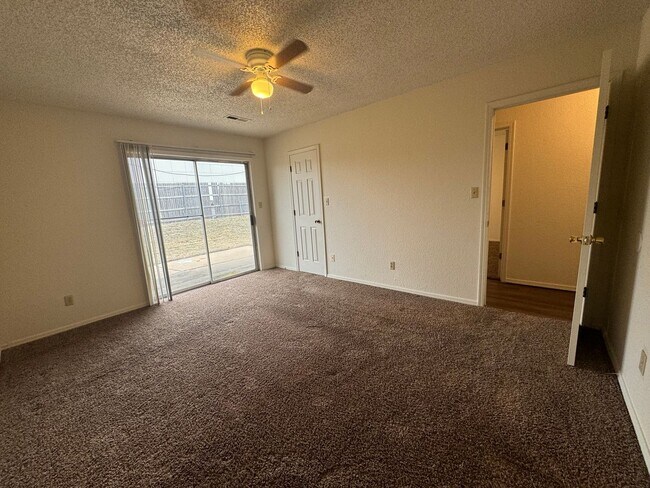 Building Photo - Cute 3 bedroom 2 bathroom Duplex In Broken Arrow!