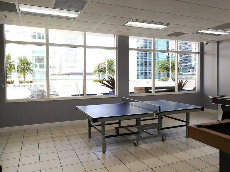 Building Photo - 1200 Brickell Bay Dr