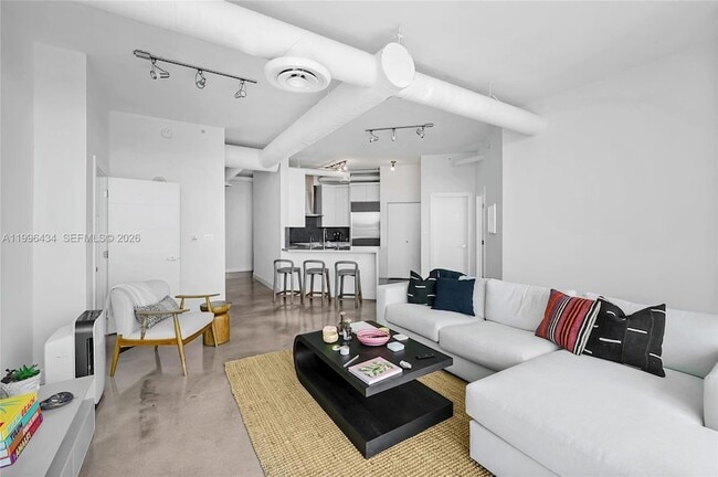 Building Photo - 700 NE 25th St