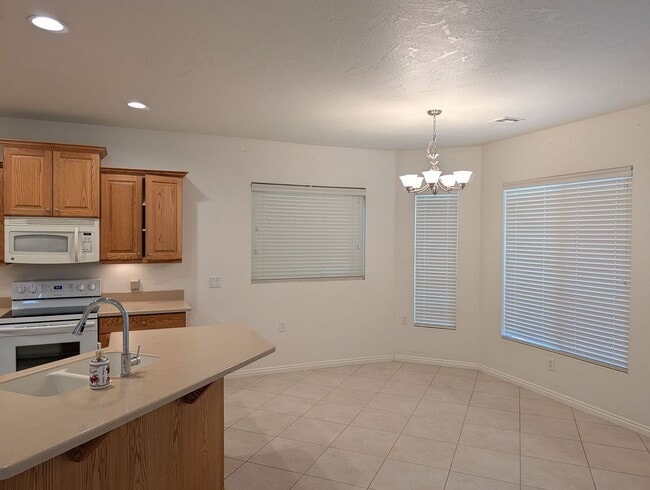 Building Photo - Gorgeous 3 Bedroom Home in SunRiver 55+ Community!