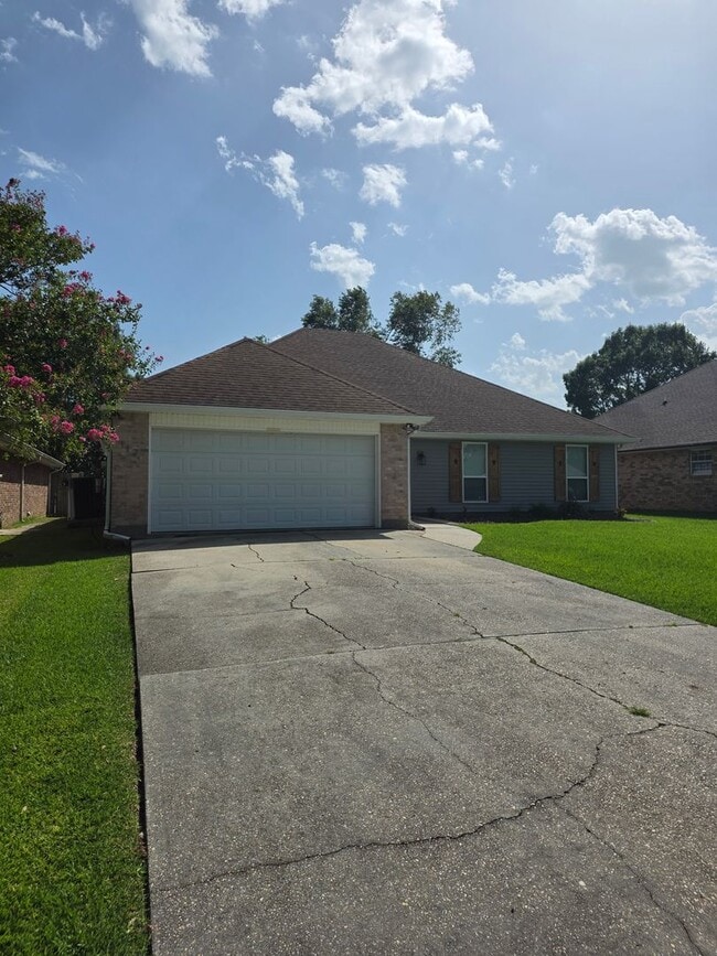 Building Photo - Water Front Living 3 Bedroom 2 Bath Open floor plan No Carpet