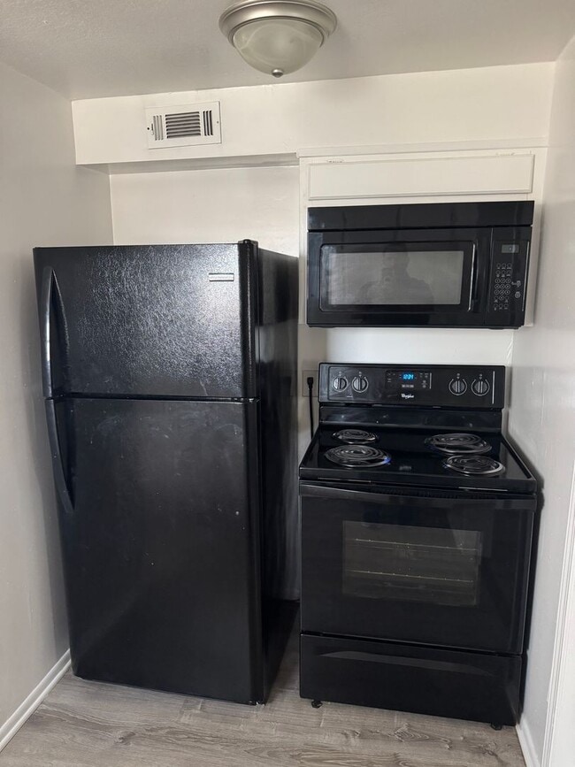 Building Photo - Beautifully Remodeled 2 Bedroom in Downtown Broken Arrow