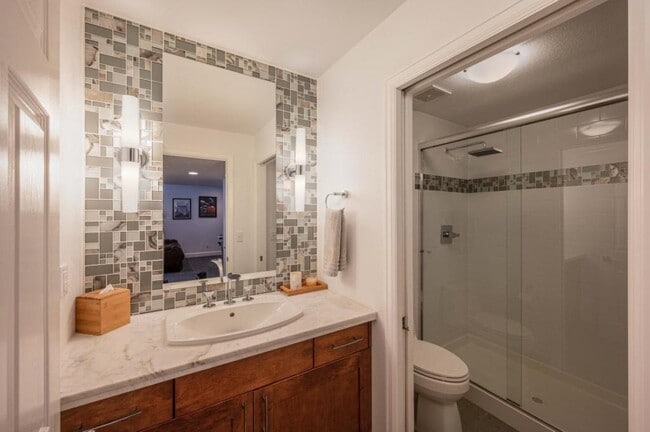 Building Photo - 4220 Ravenna Pl