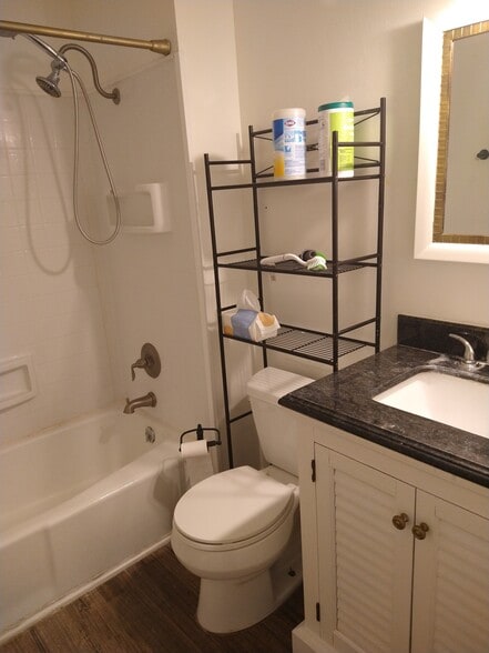 Upstairs full bath - 2406 Alabama St