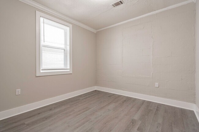 Building Photo - Charming Apartment Downtown Columbia - Housing Vouchers Accepted!