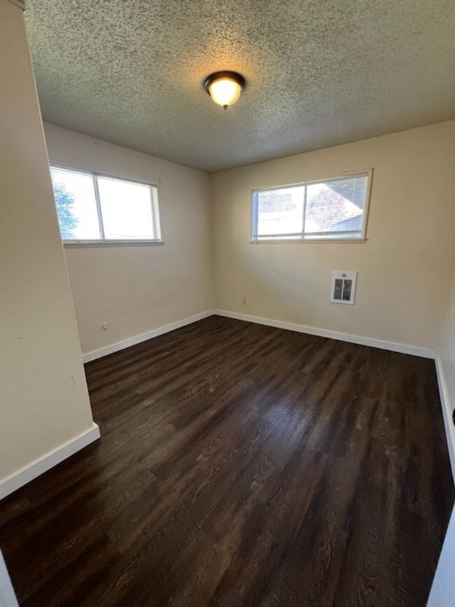 Building Photo - LOCATED IN ENTIAT! Cute 2 bed/1 bath home ...