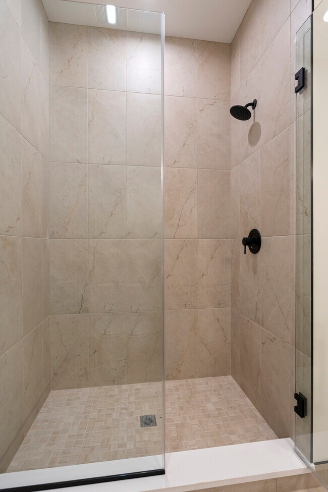 Building Photo - 428 E 50th Pl