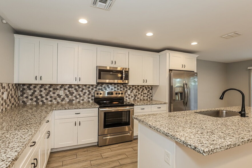 Building Photo - 4920 S 23rd Ave