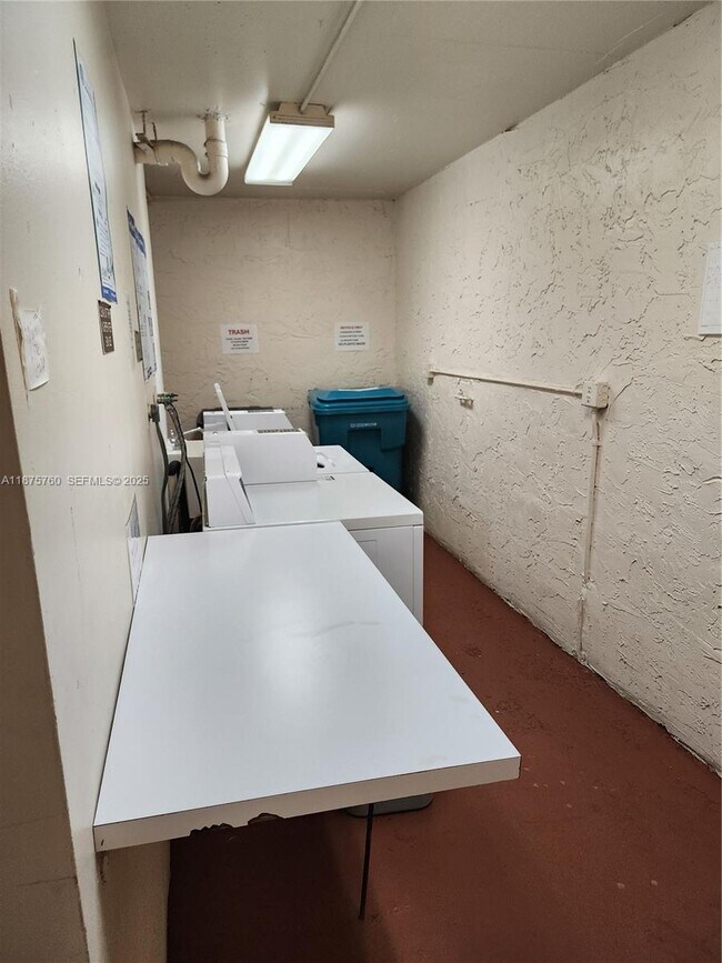 Building Photo - 681 S Hollybrook Dr