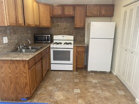 Building Photo - 2404 Peppertree Ct