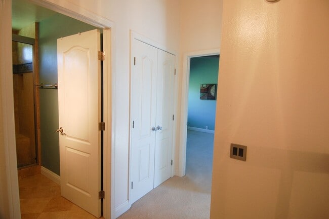 Building Photo - 2 Bedroom Condo in Presidential Heights 1 with Private back patio!!