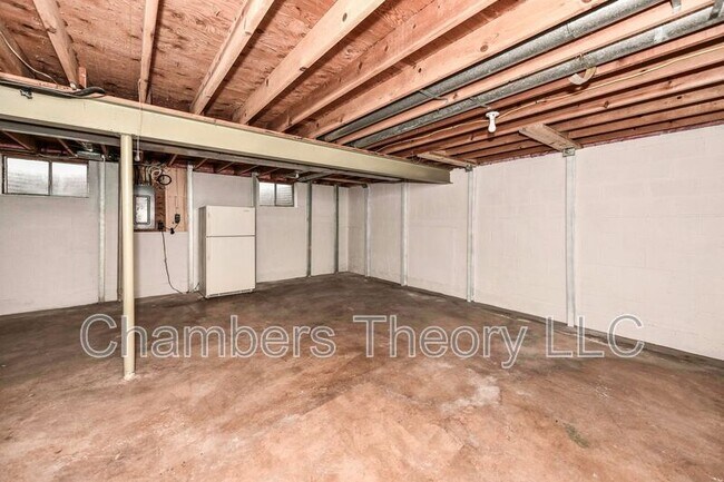 Building Photo - 9766 Oleander Ave
