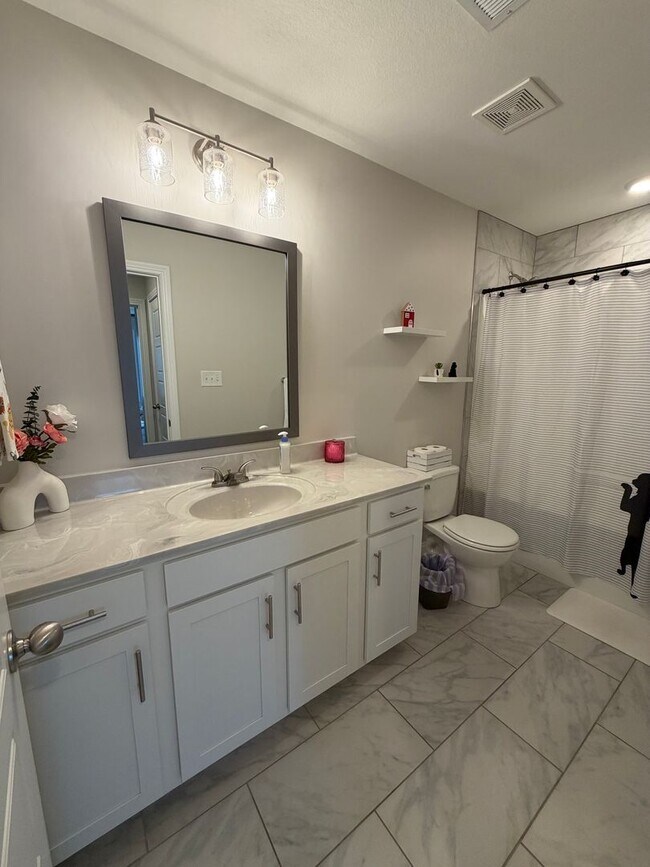 Building Photo - 3 Bedroom 2 1/2 Bath Home For Rent Near Post!