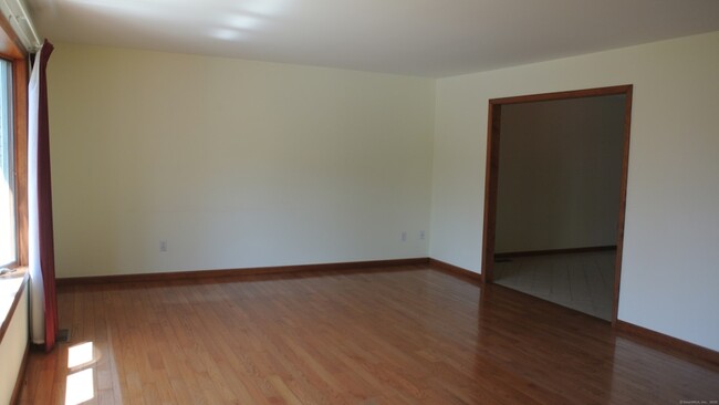 Building Photo - 302 Westwood Rd