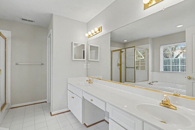 Building Photo - First Floor Primary in Waterford