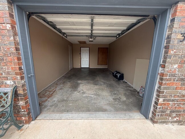 Building Photo - 313 W Pine Ave