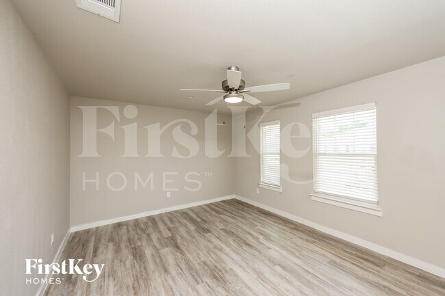 Building Photo - 622 Ava Trl
