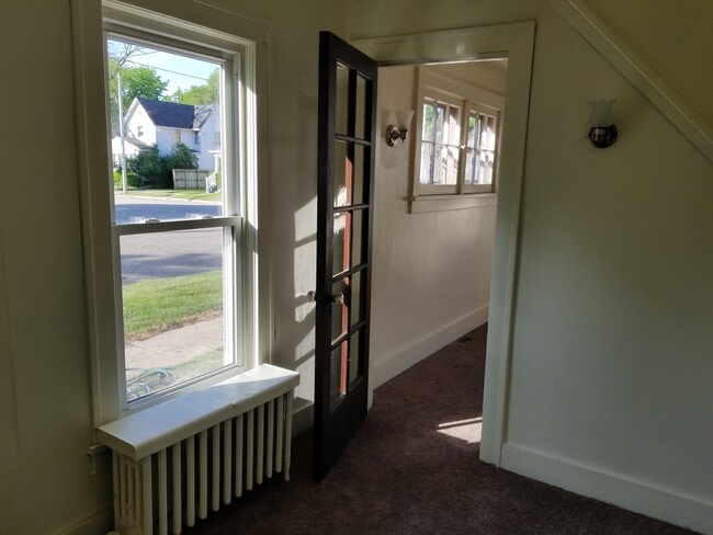 Building Photo - Updated 3 Bedroom House with 1st floor lau...