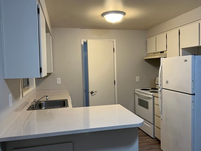 Building Photo - AVAILABLE NOW - VIEW LISTING for SPECIALS!...