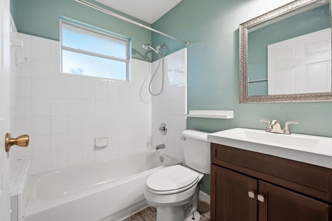 Building Photo - Wellington Place 3 Bedroom 2 Bath