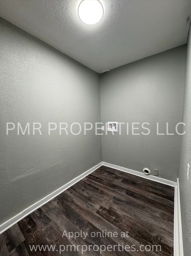 Building Photo - 3 Bedrooms / 1.5 Bathroom House