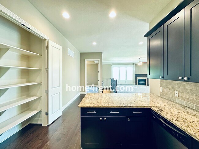 Building Photo - Main Level Primary Bedroom, Updated Kitche...