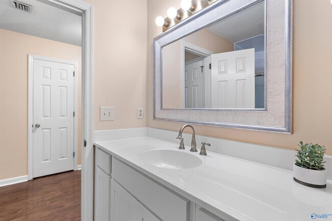Building Photo - 2058 Woodlawn Dr SW