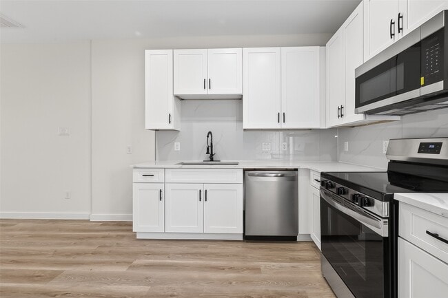 Building Photo - 5523 Haight St