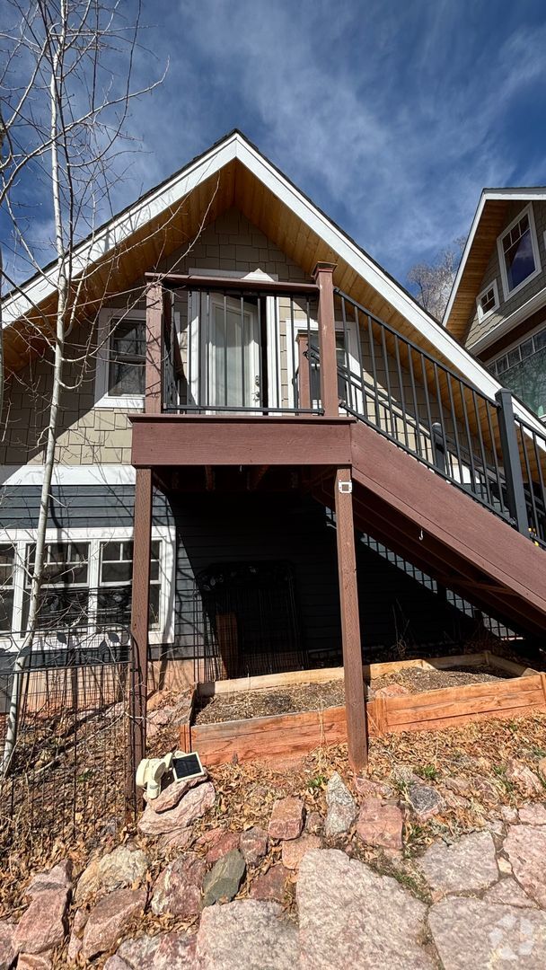 Building Photo - Adorable Garage Studio in beautiful Manito...