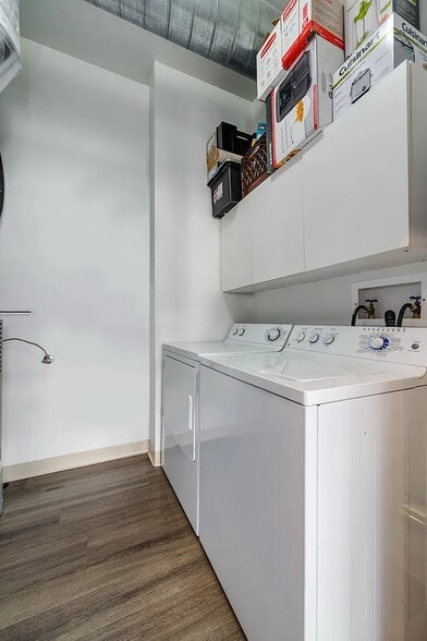 True Laundry Room with Full size W/D - 23 N Green St