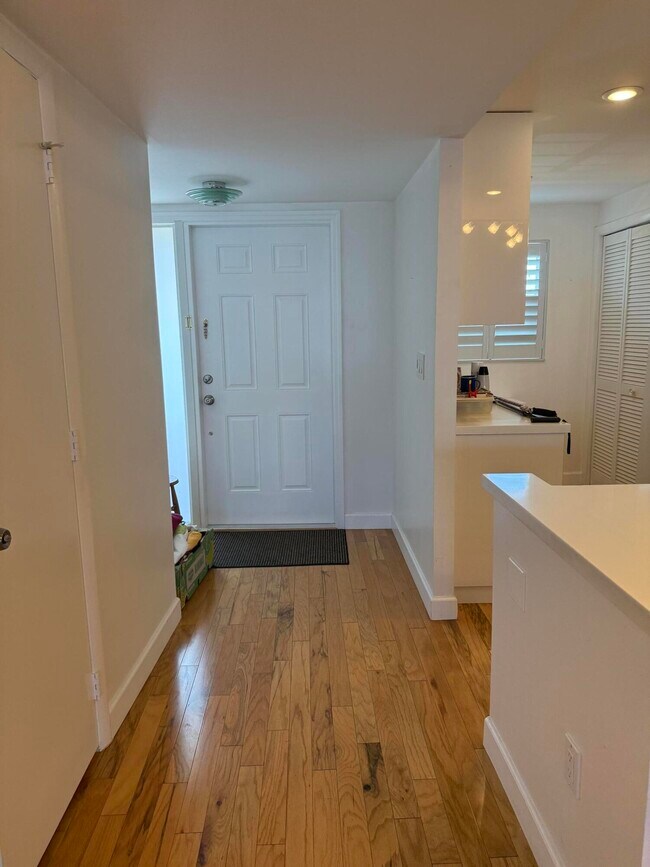 Building Photo - 1537 E Hillsboro Blvd