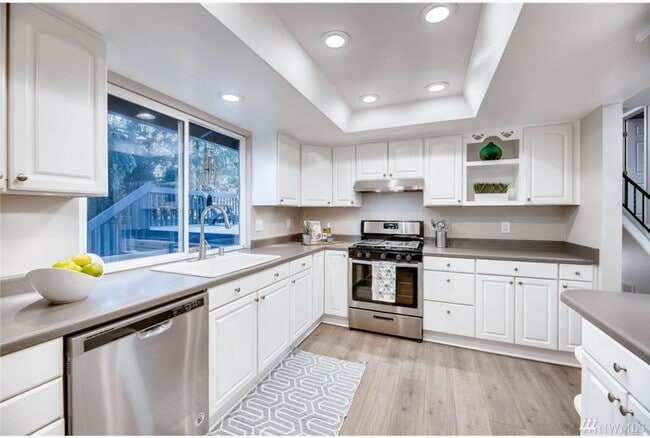 Building Photo - Kirkland Location, Charming 3 Bedroom - 1....