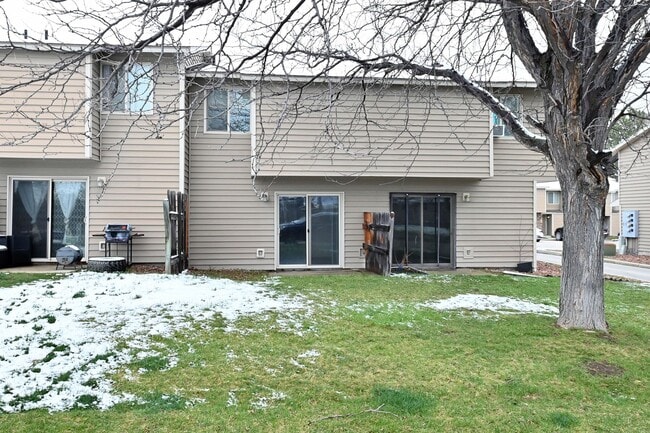 Building Photo - 2 bed 1 Bath townhouse