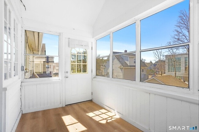 Building Photo - 1872 Bedford St