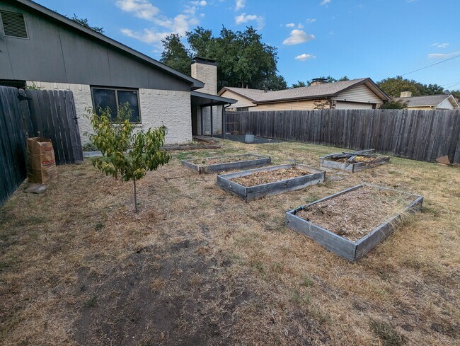 Building Photo - 944 Mossvine Dr