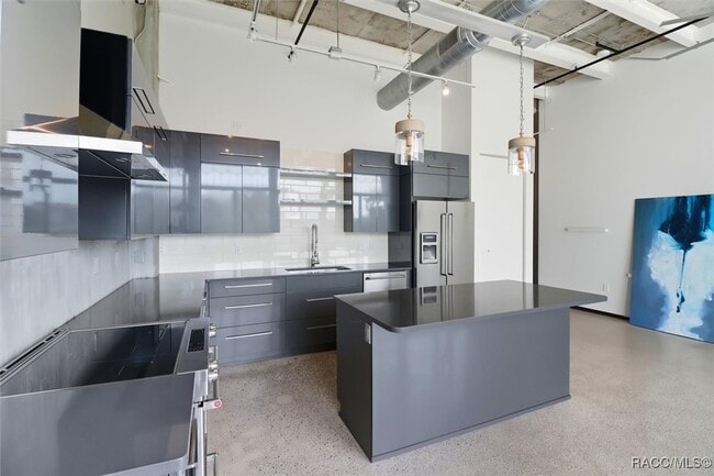 Building Photo - 302 SE Broadway St