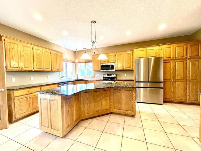 Building Photo - 640 S Park Ct