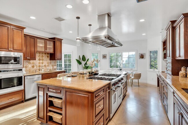 Building Photo - GORGEOUS 7 BED 6.5 BATH FOR LEASE IN BEVER...