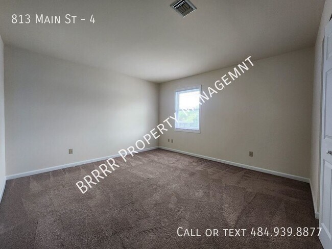 Building Photo - Garabe parking, storage unit and on-site l...