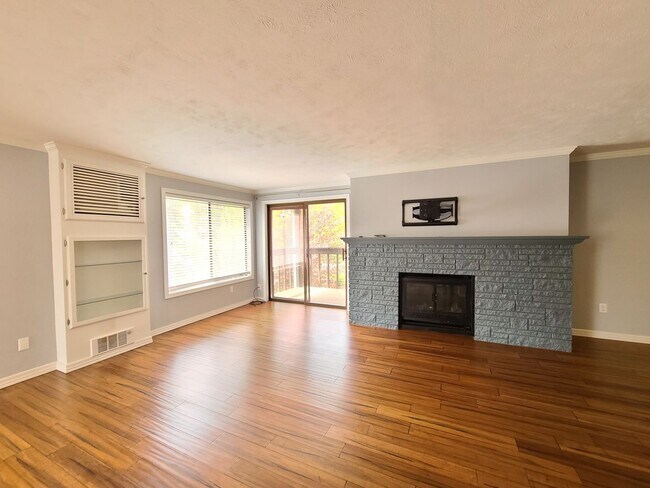 Building Photo - $1,695 - 2 Bed / 2 Bath Spacious Top Floor...
