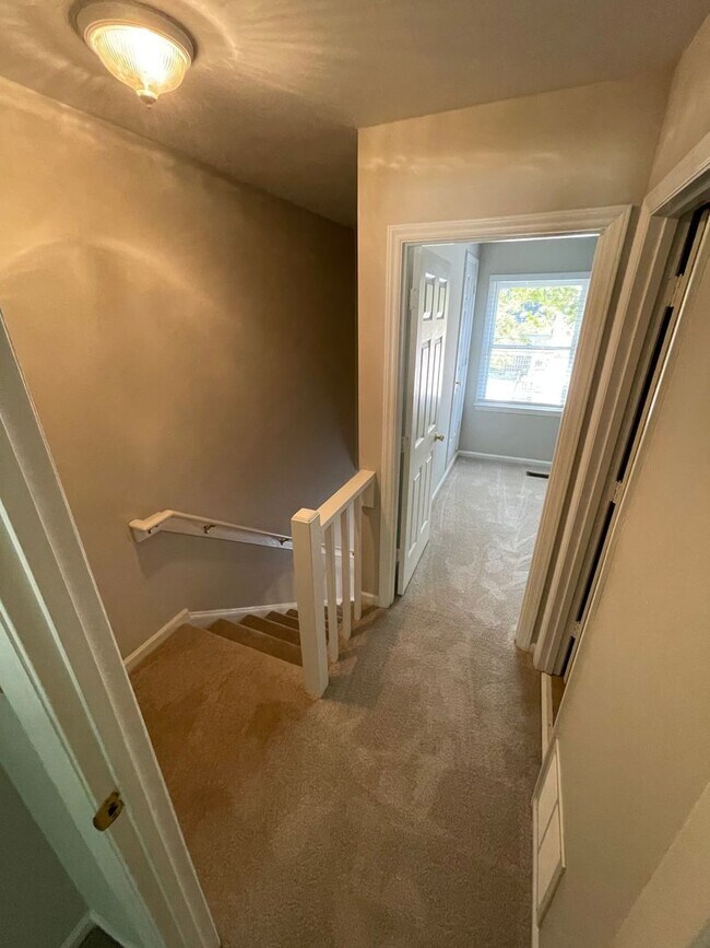 Building Photo - End Unit Townhome in Elizabeth/Plaza Midwood Area!