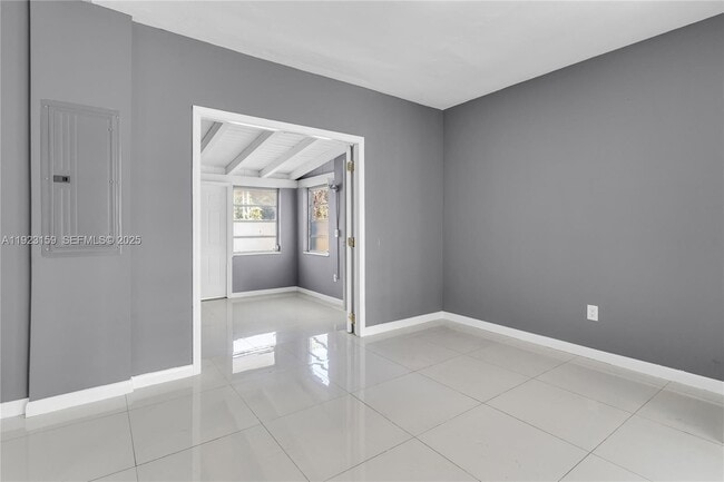 Building Photo - 2221 SW 13th St