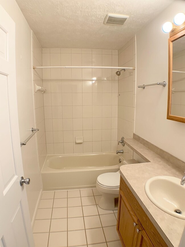 Building Photo - 15723 Edgewood Dr