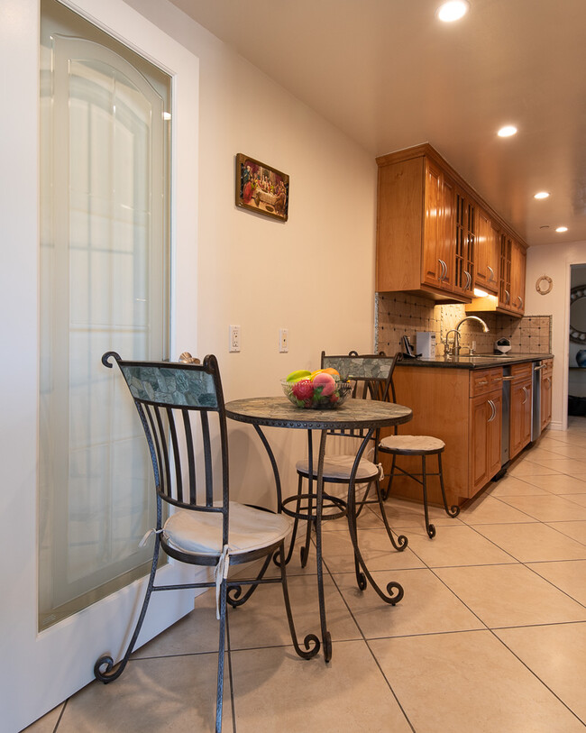 Kitchen Nook - 1155 N Brand Blvd