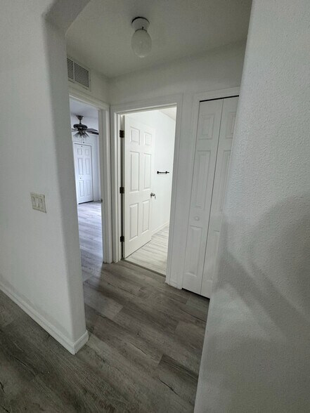 Building Photo - 833 Greenleaf Cir