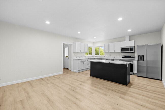 Building Photo - 5529 Dorothy Dr